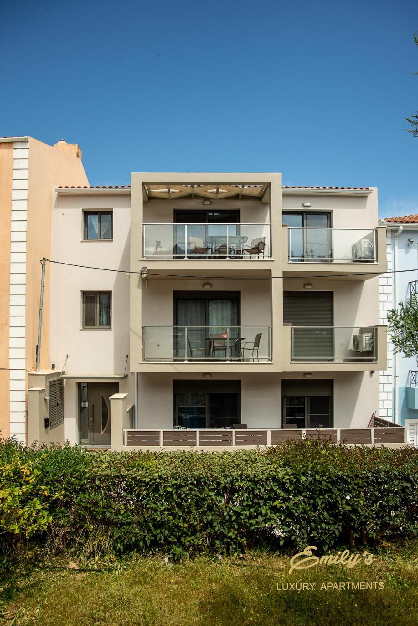 Emily'S Luxury Apartments Аргостолион Екстериор снимка