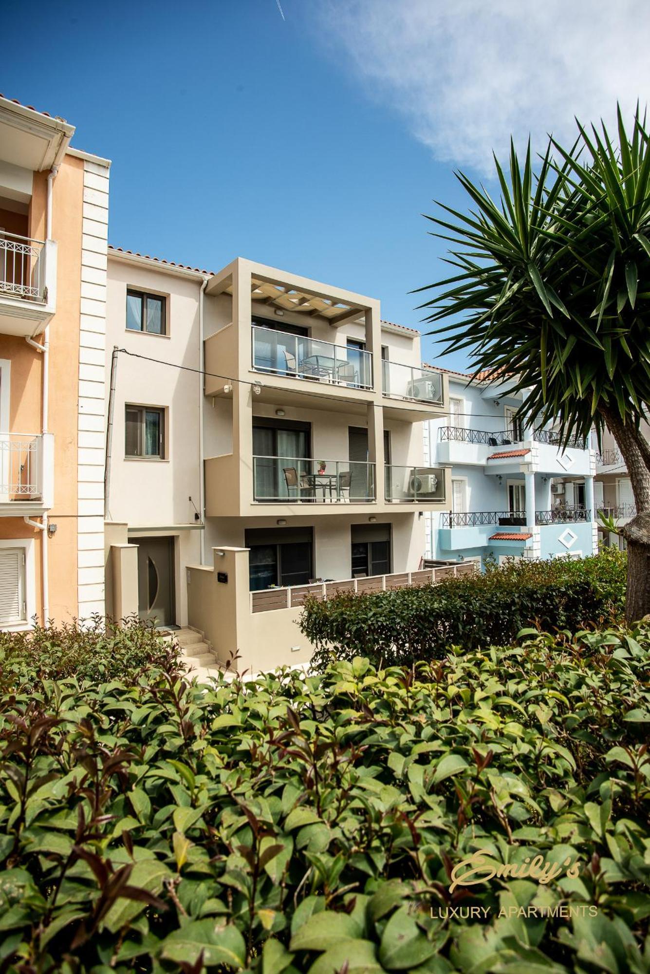 Emily'S Luxury Apartments Аргостолион Екстериор снимка