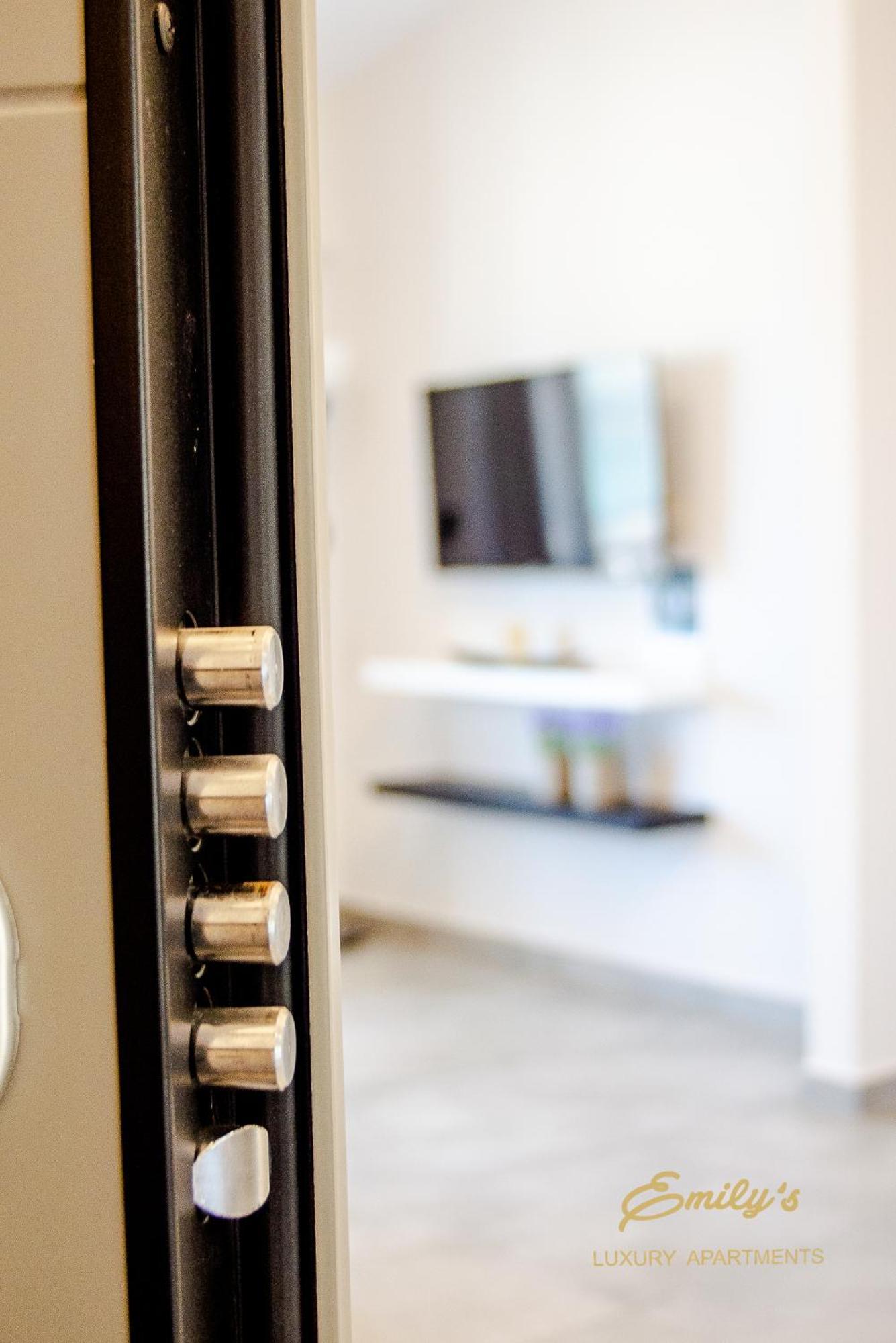 Emily'S Luxury Apartments Аргостолион Екстериор снимка