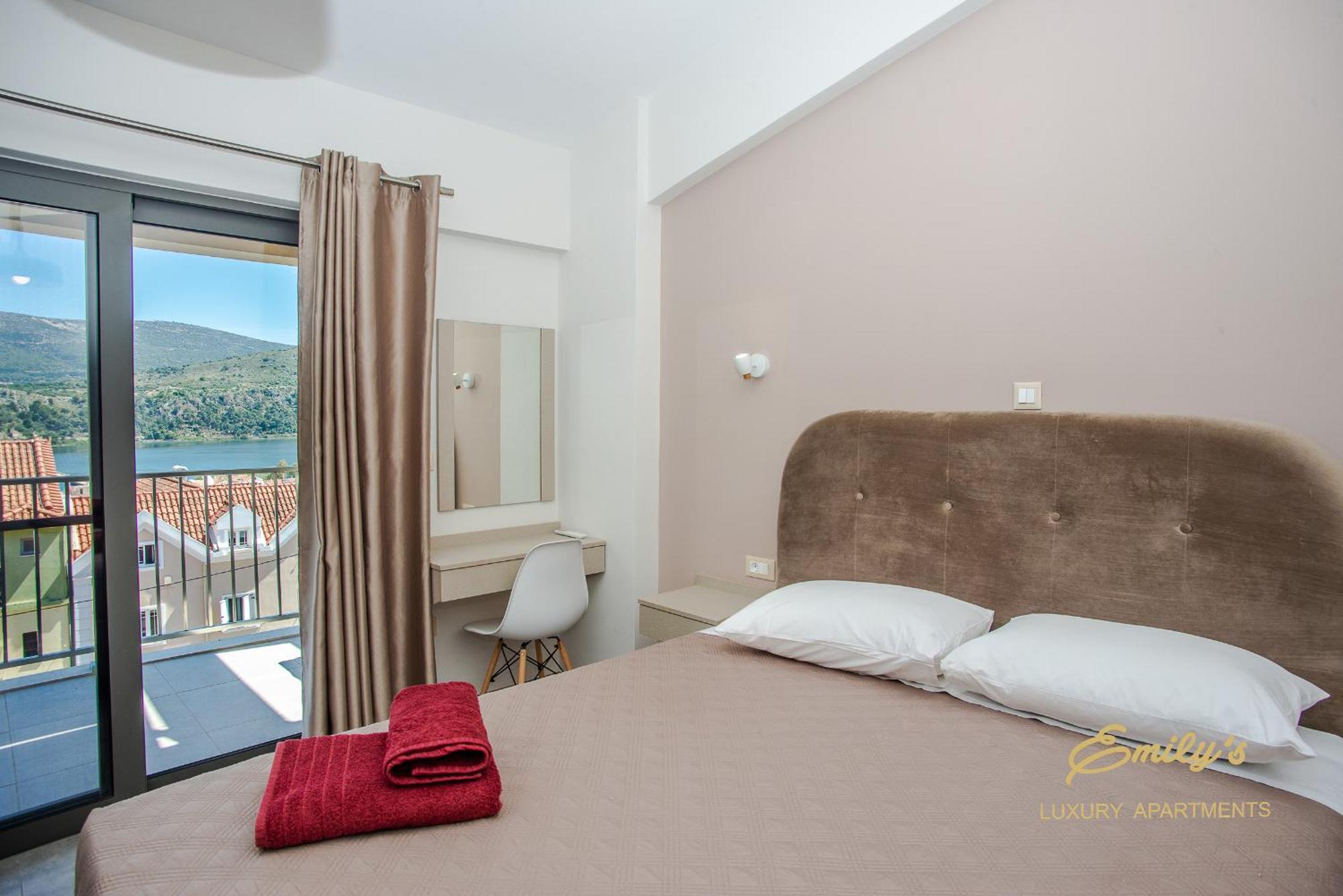 Emily'S Luxury Apartments Аргостолион Екстериор снимка