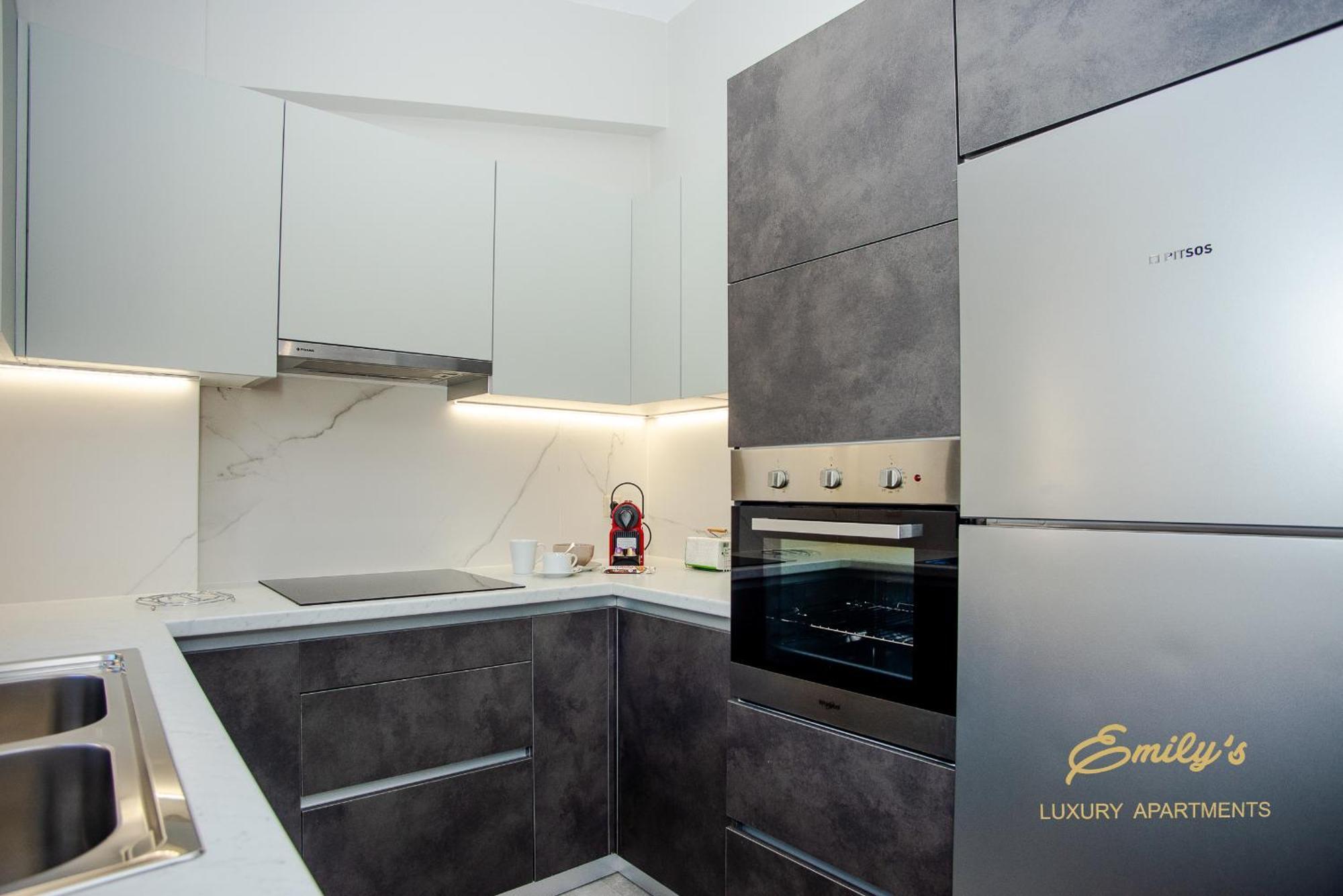 Emily'S Luxury Apartments Аргостолион Екстериор снимка