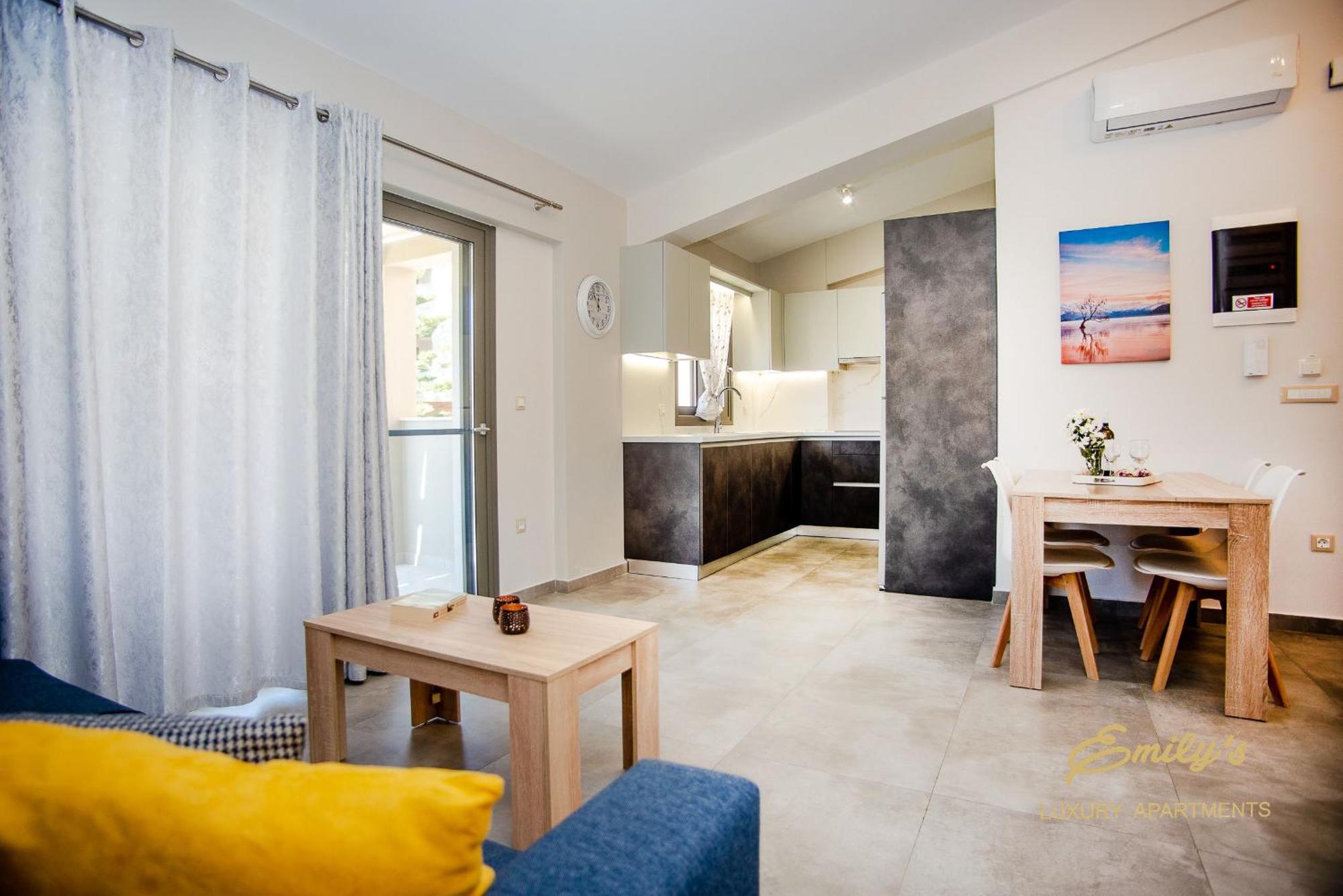 Emily'S Luxury Apartments Аргостолион Екстериор снимка