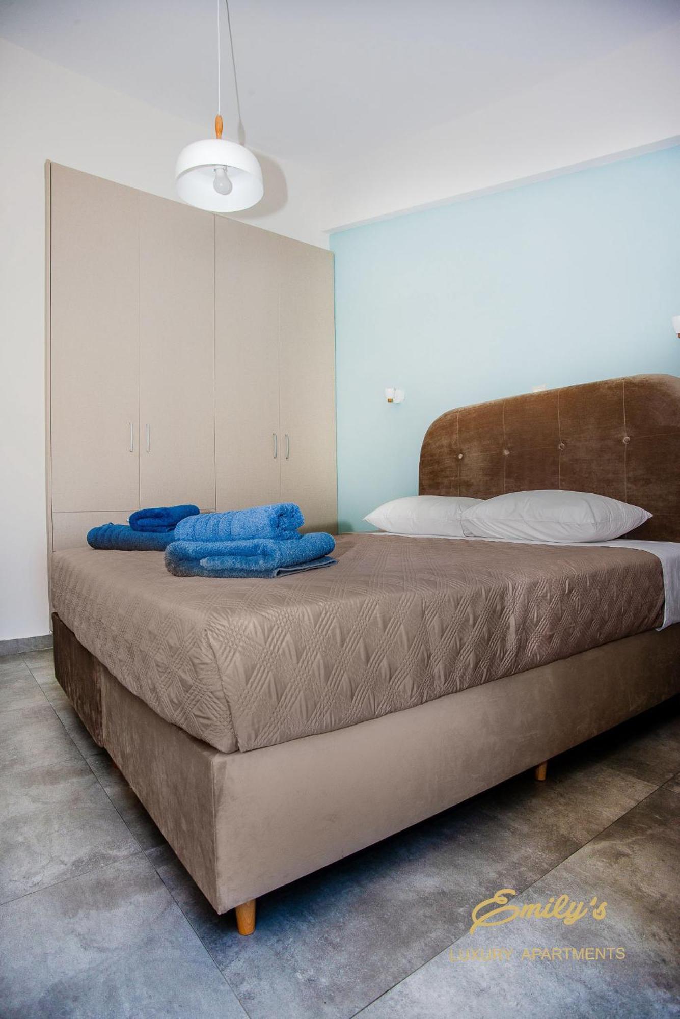 Emily'S Luxury Apartments Аргостолион Екстериор снимка
