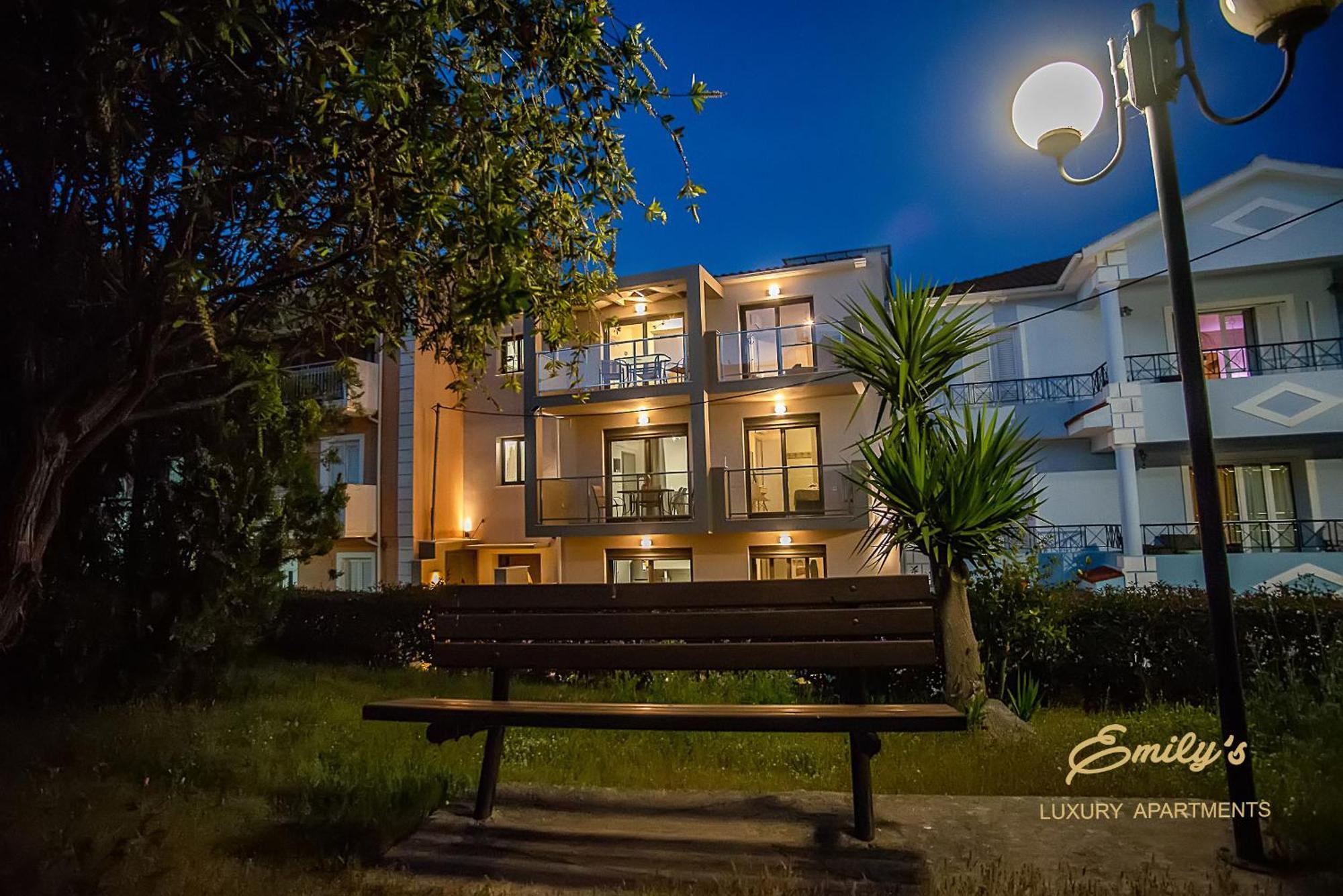 Emily'S Luxury Apartments Аргостолион Екстериор снимка
