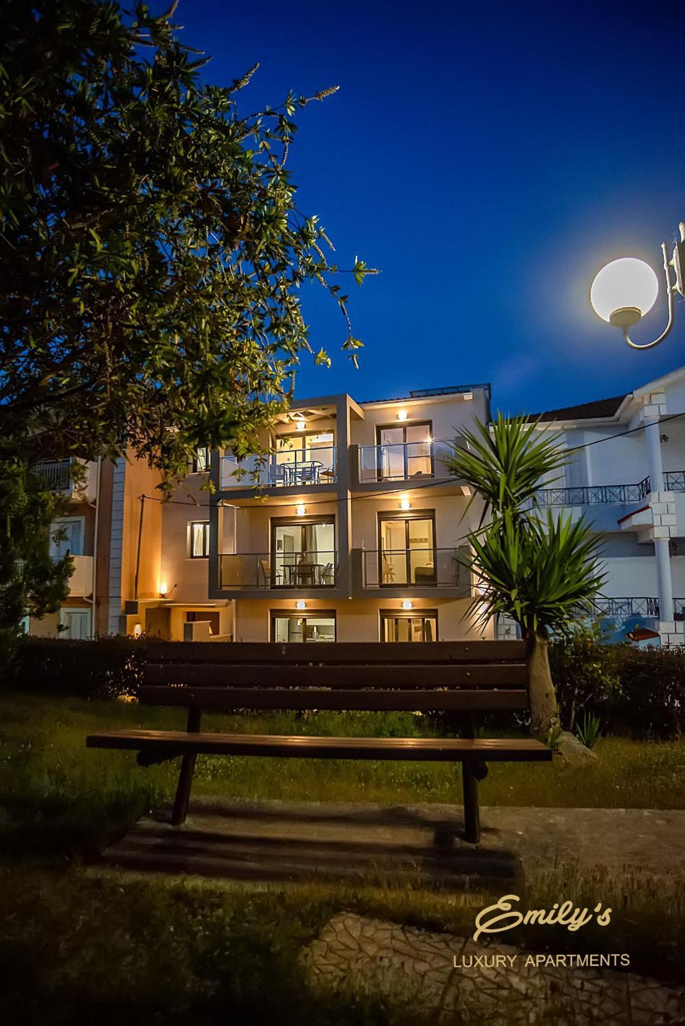 Emily'S Luxury Apartments Аргостолион Екстериор снимка