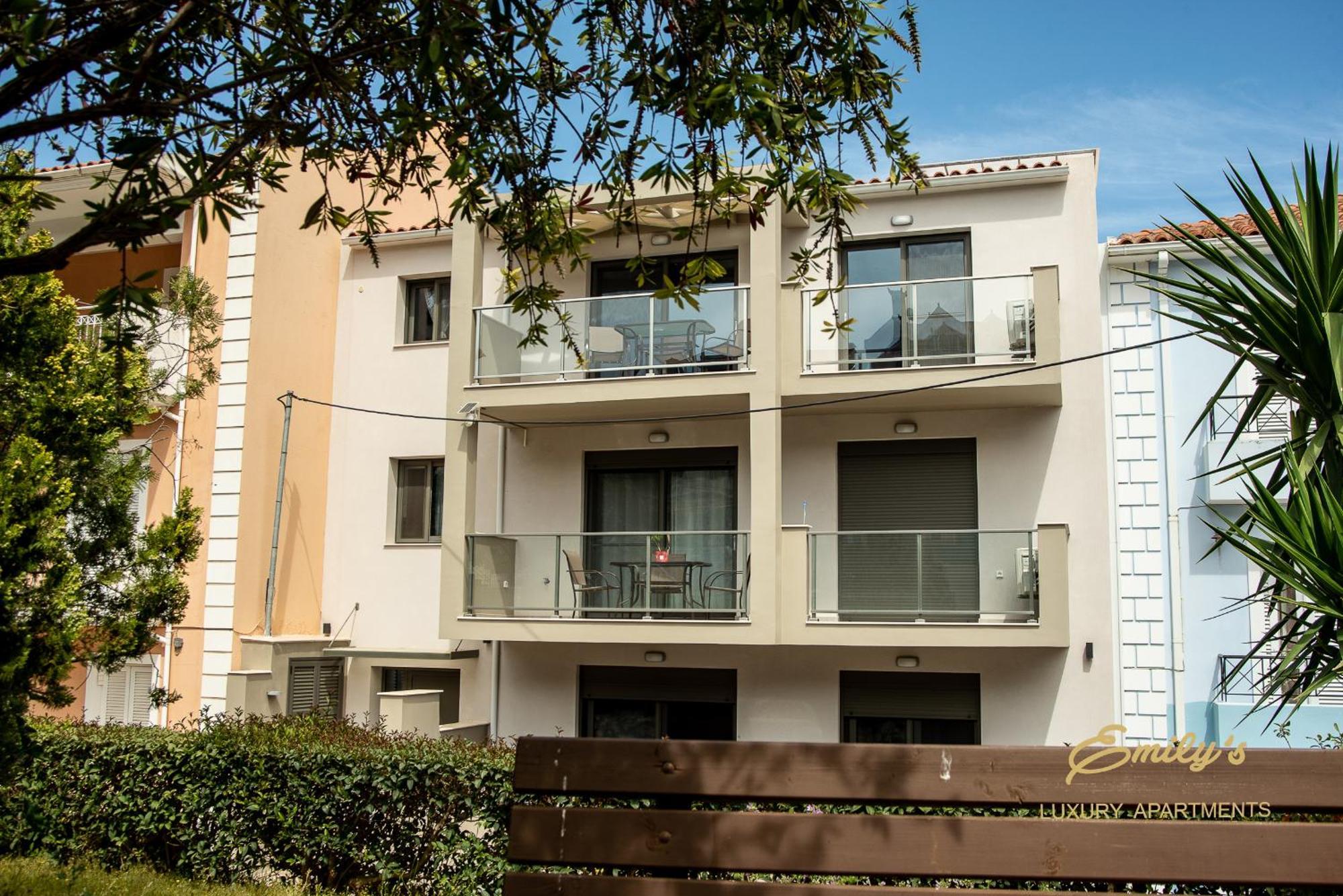 Emily'S Luxury Apartments Аргостолион Екстериор снимка