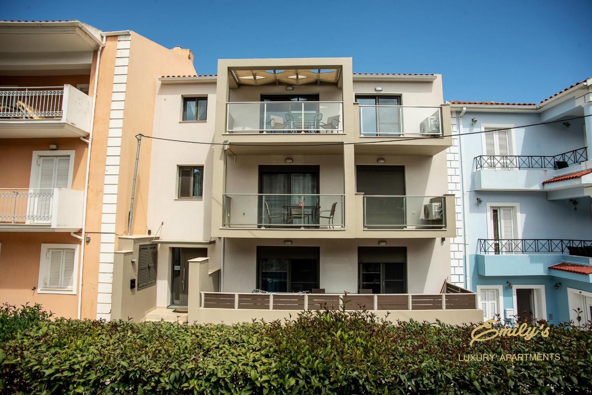Emily'S Luxury Apartments Аргостолион Екстериор снимка
