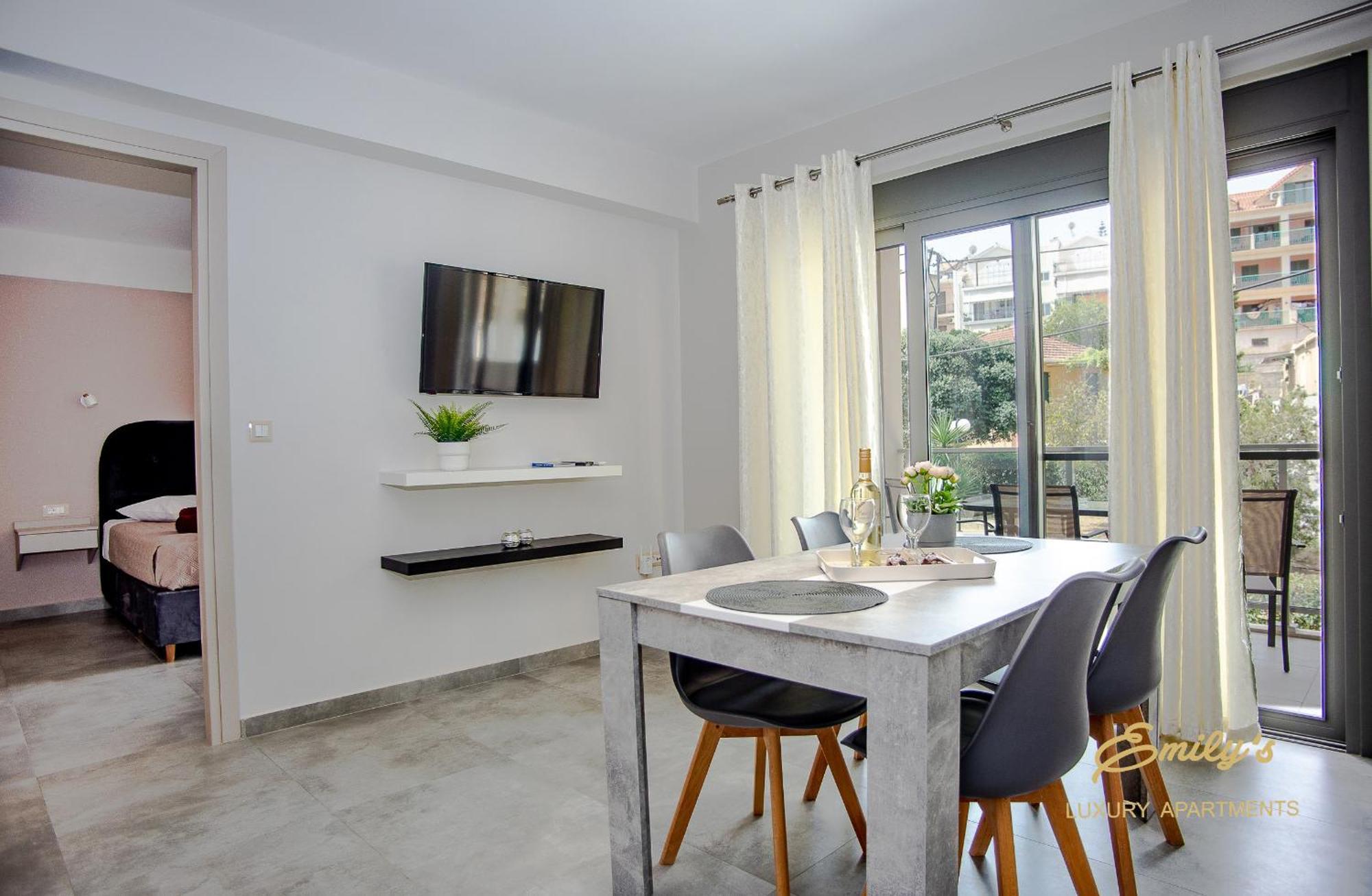 Emily'S Luxury Apartments Аргостолион Екстериор снимка