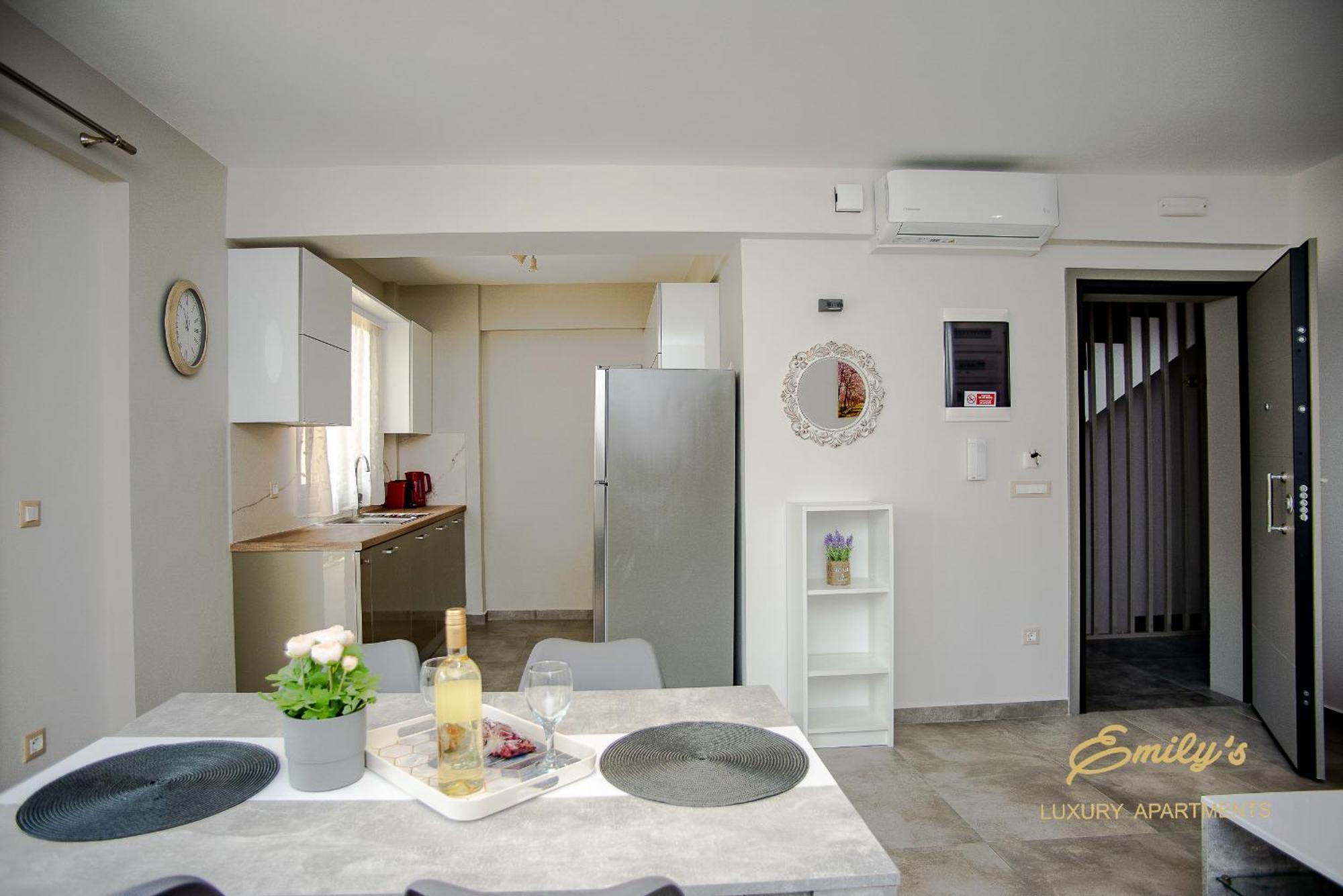 Emily'S Luxury Apartments Аргостолион Екстериор снимка