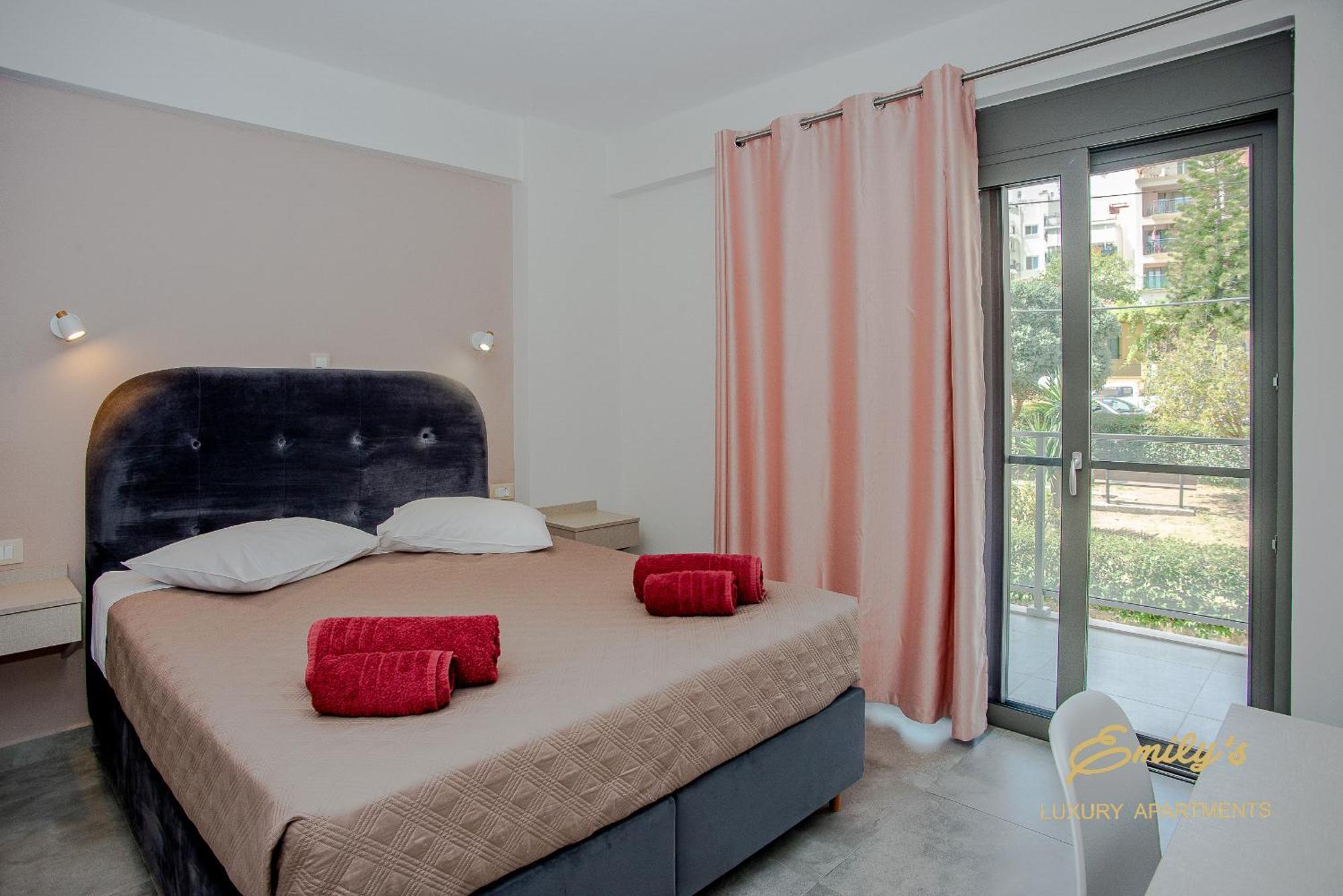 Emily'S Luxury Apartments Аргостолион Екстериор снимка