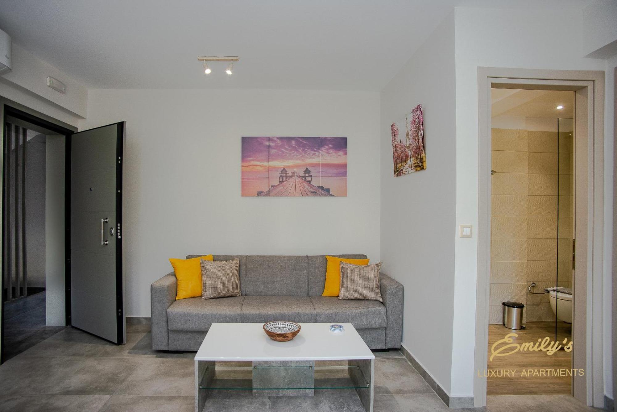 Emily'S Luxury Apartments Аргостолион Екстериор снимка