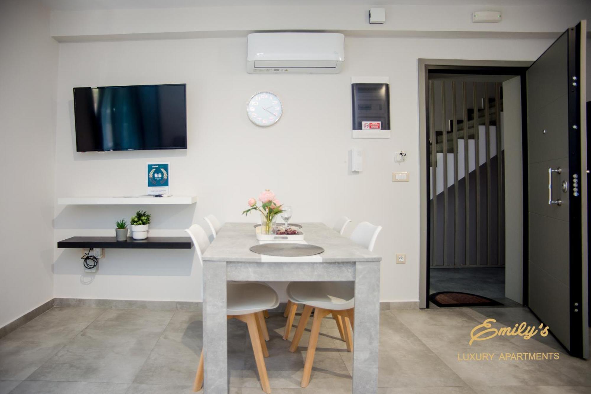 Emily'S Luxury Apartments Аргостолион Екстериор снимка