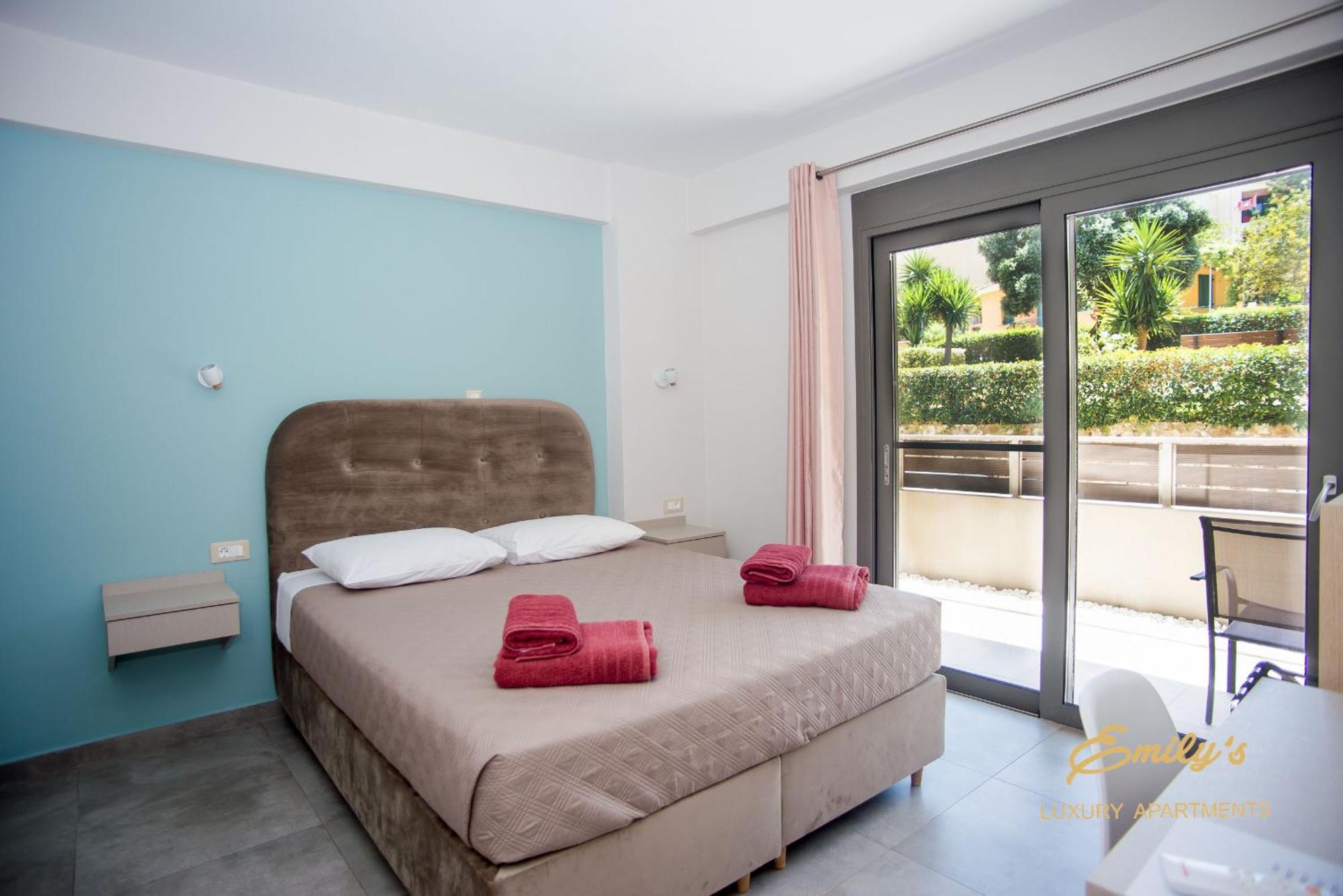 Emily'S Luxury Apartments Аргостолион Екстериор снимка