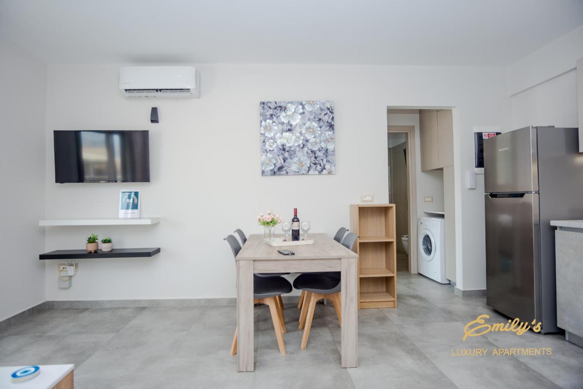 Emily'S Luxury Apartments Аргостолион Екстериор снимка