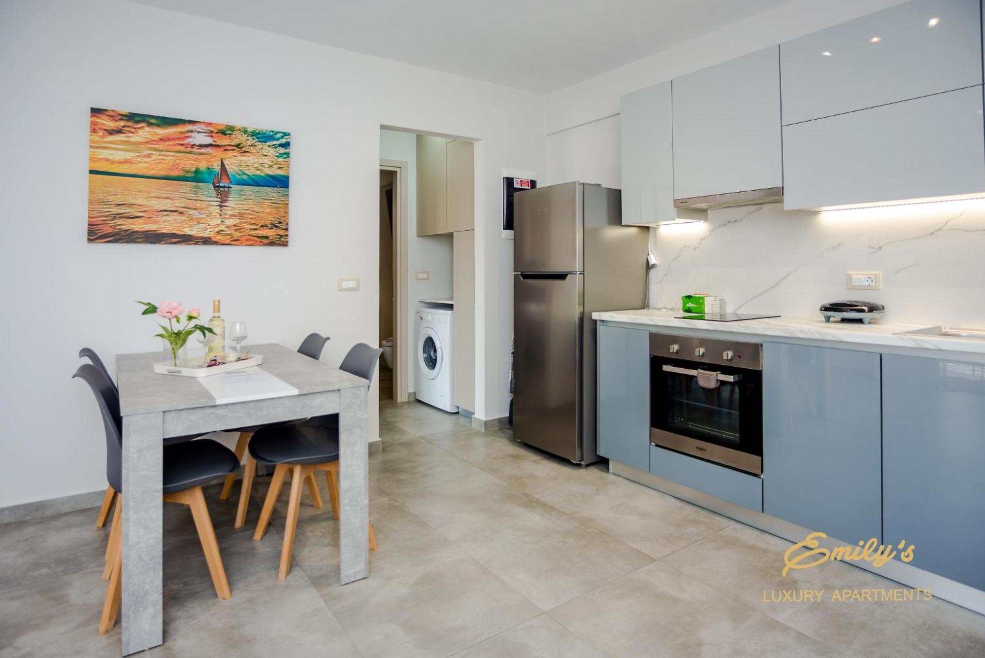 Emily'S Luxury Apartments Аргостолион Екстериор снимка