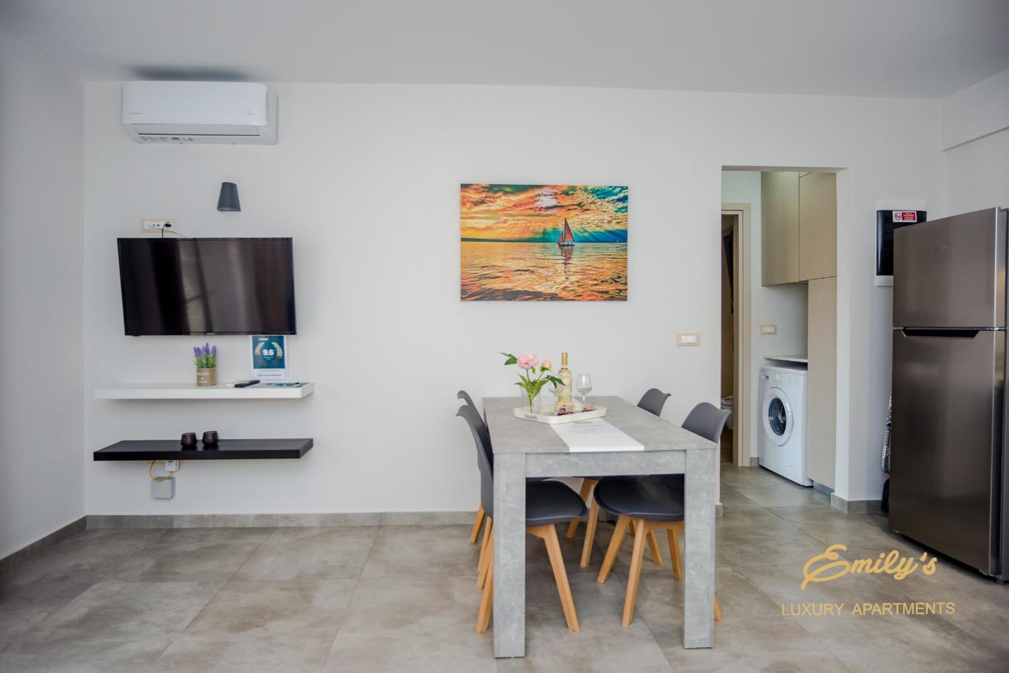 Emily'S Luxury Apartments Аргостолион Екстериор снимка
