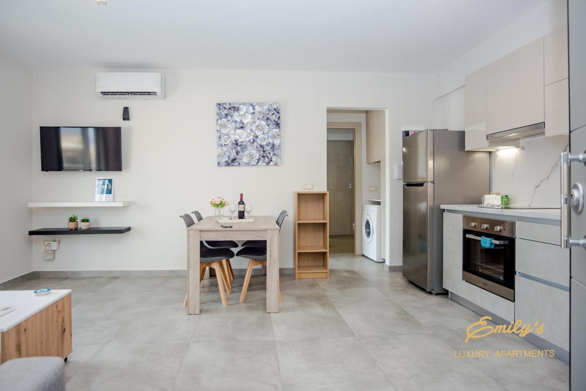 Emily'S Luxury Apartments Аргостолион Екстериор снимка