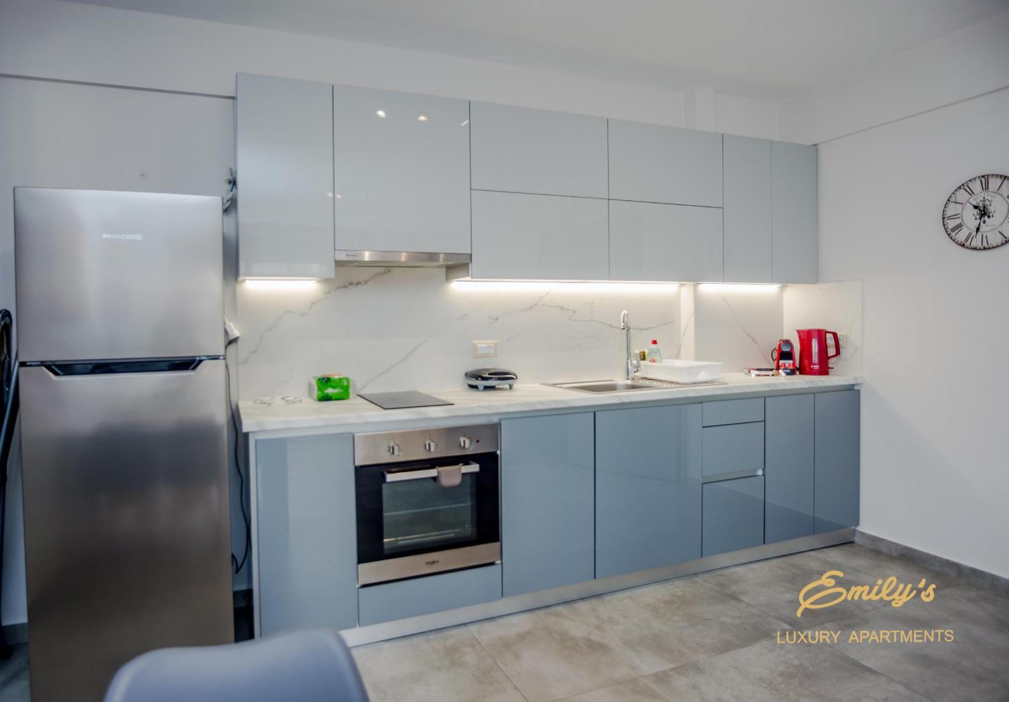 Emily'S Luxury Apartments Аргостолион Екстериор снимка