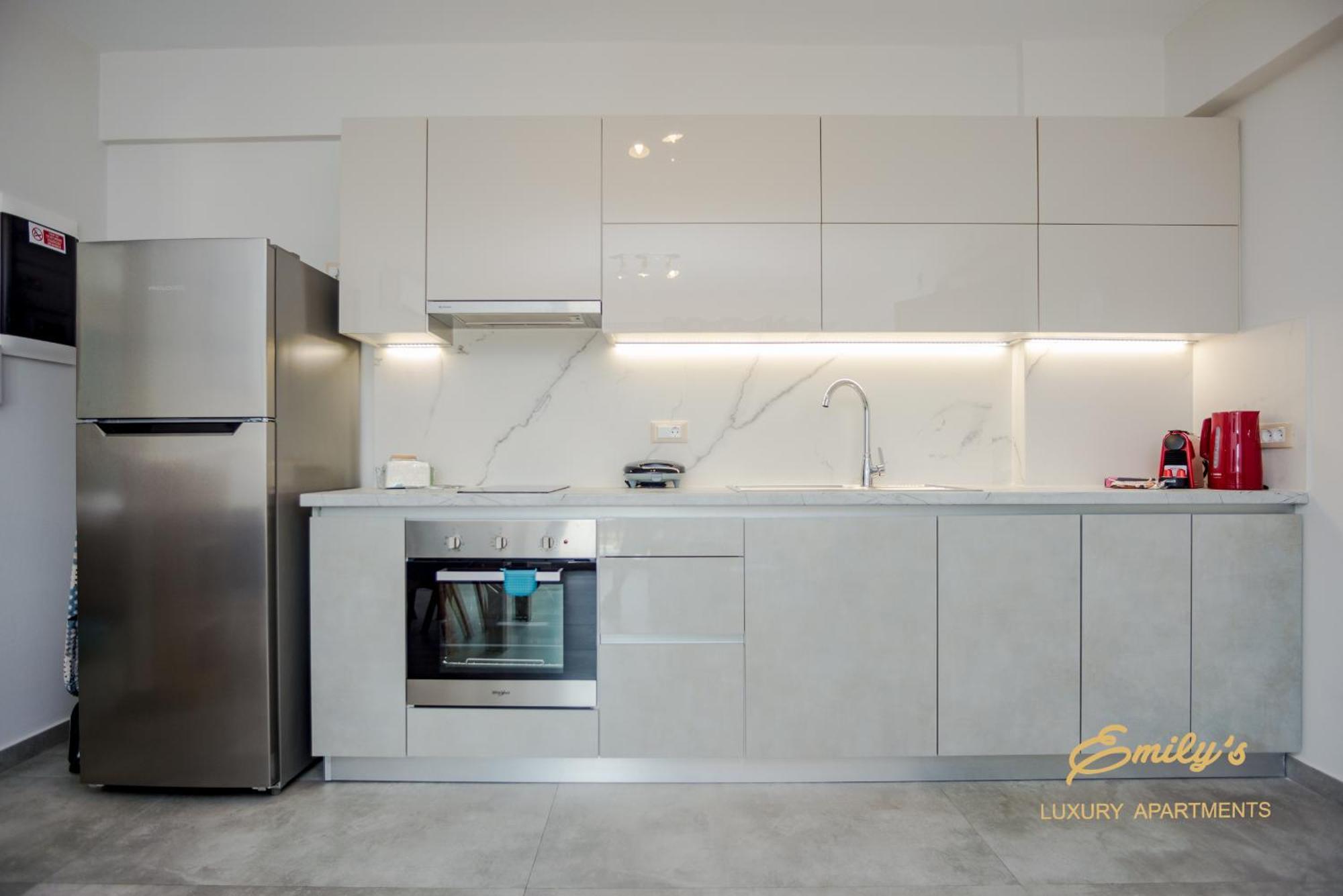 Emily'S Luxury Apartments Аргостолион Екстериор снимка