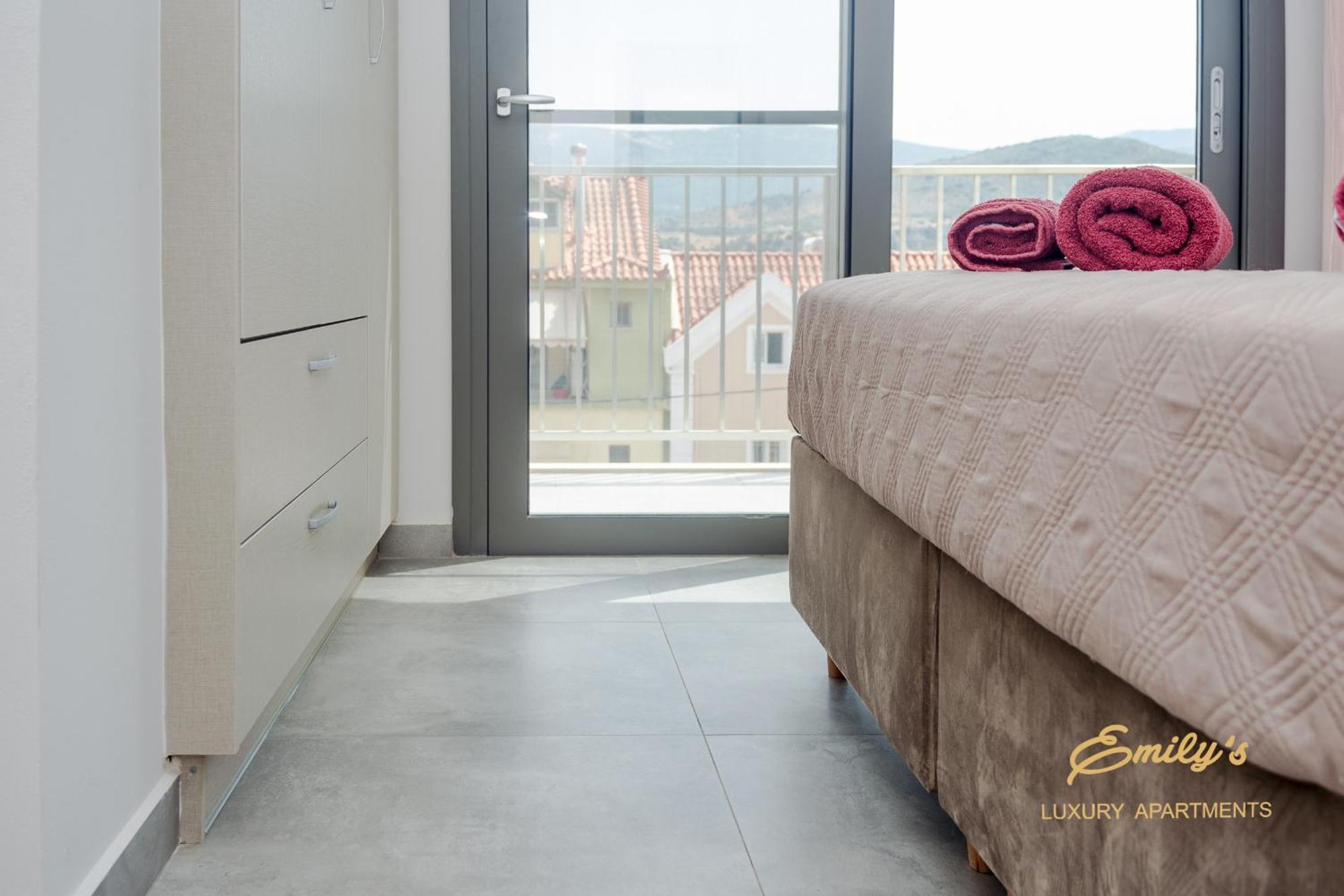 Emily'S Luxury Apartments Аргостолион Екстериор снимка